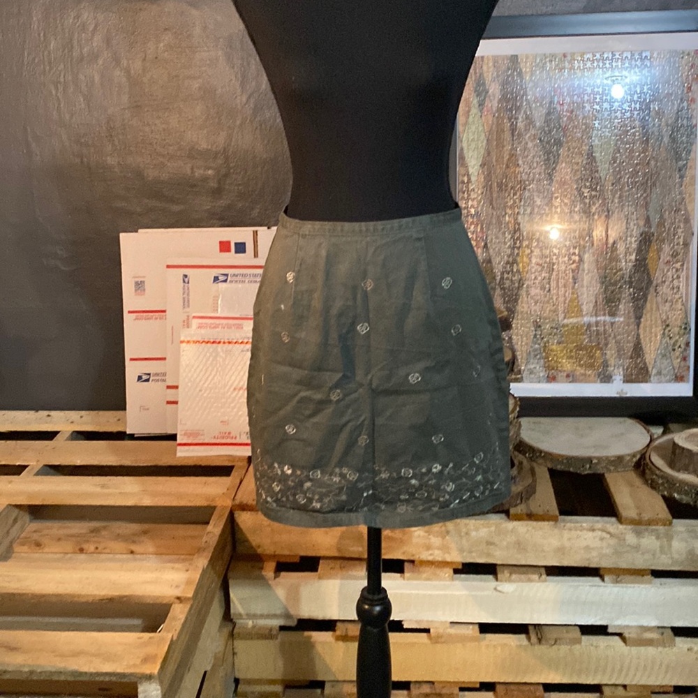 J. L. N. Y. Chinos.
Women’s skirt, size 5/6
